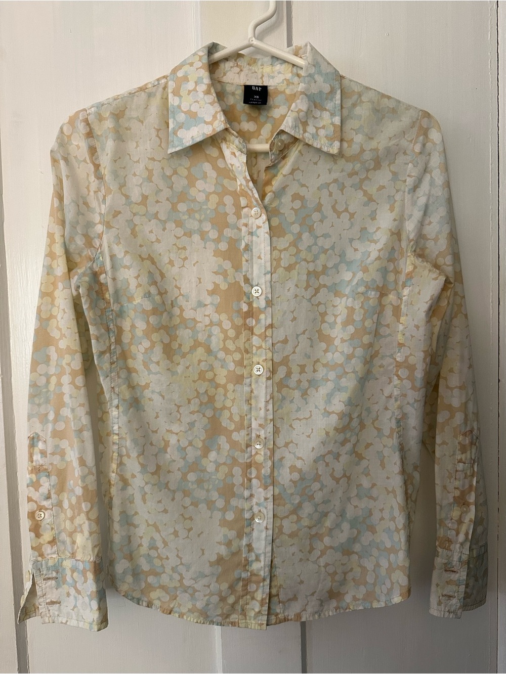 GAP Women’s Classic Cotton Button-Down Shirt